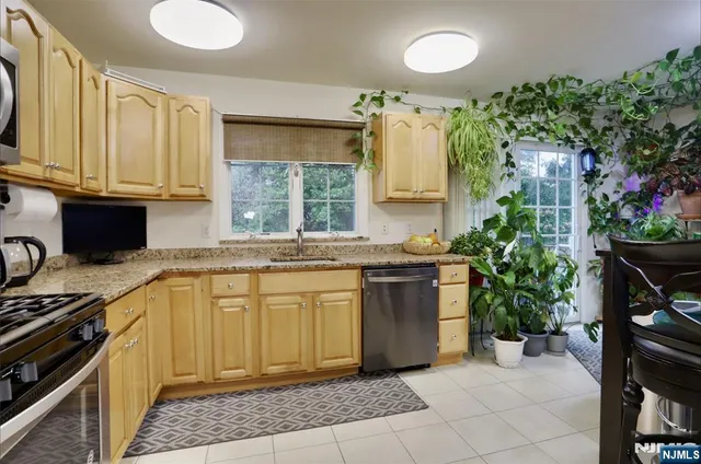 $860,000 | 386 A Park Avenue, Fairview, NJ 07022