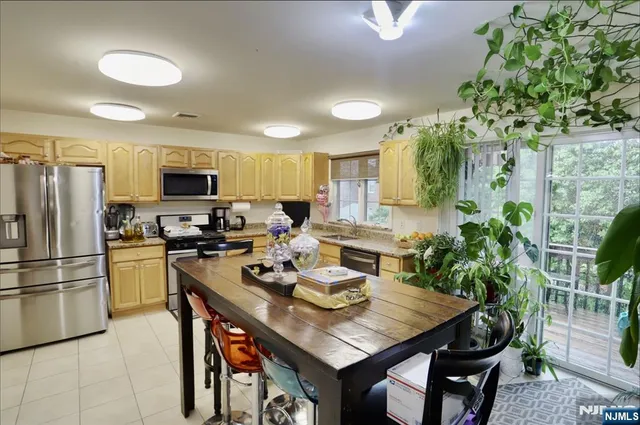 $860,000 | 386 A Park Avenue, Fairview, NJ 07022