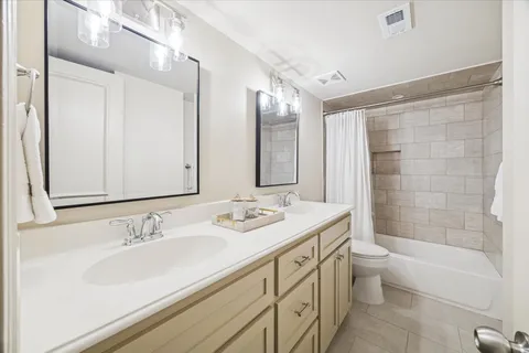 $195,000 | 14703 Barryknoll Lane, Unit 25, Houston, TX 77079