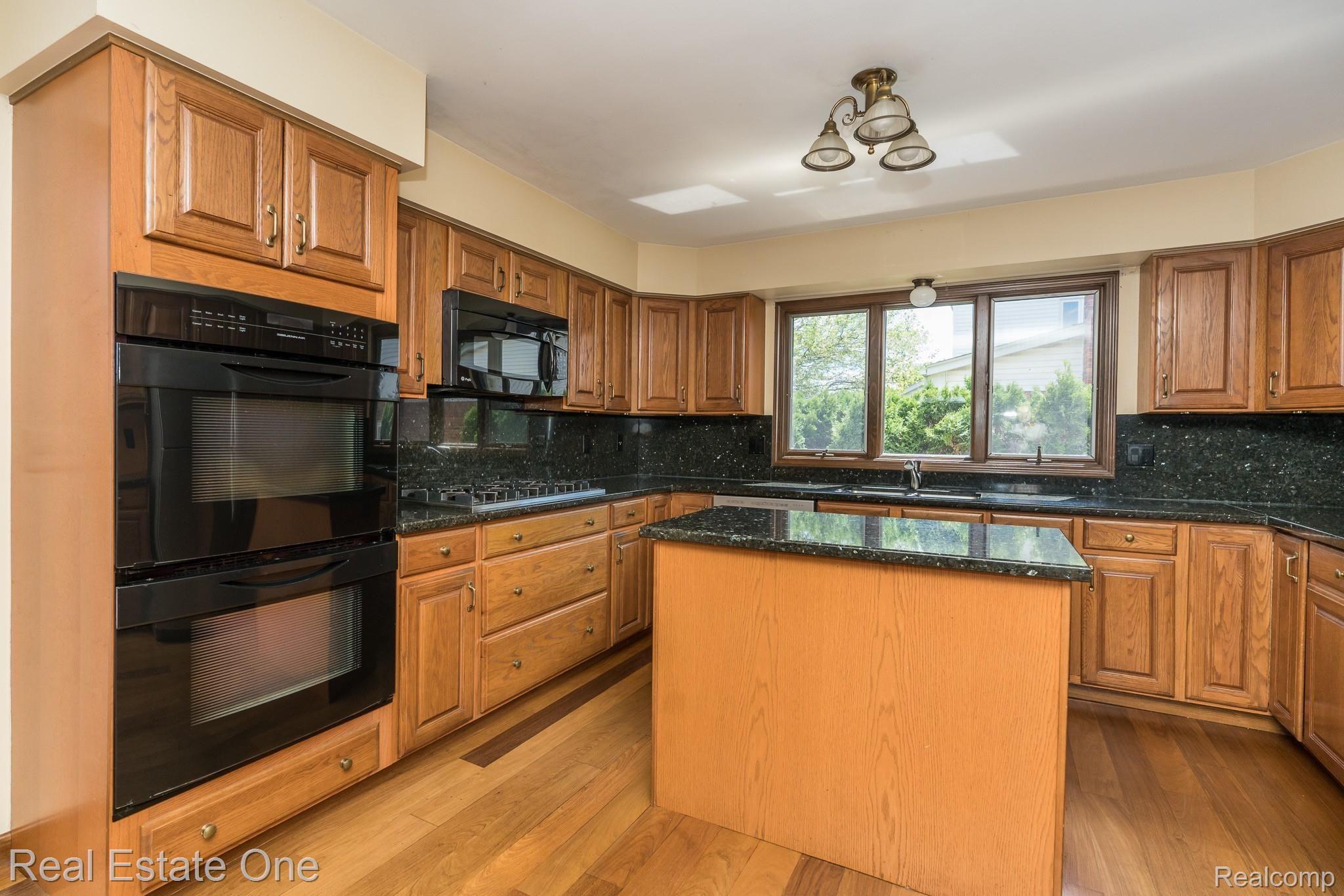 630 Baker Street Rochester, MI 48307 - Photo 6 of 33 Kitchen