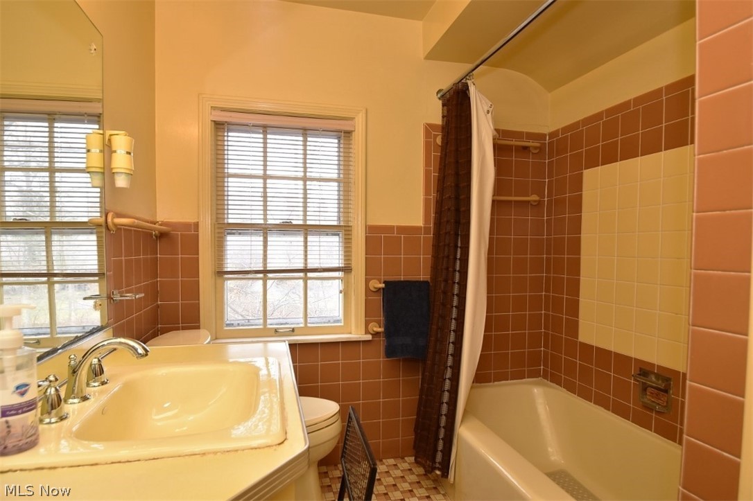 14325 Drexmore Road Cleveland, OH 44120 - Photo 16 of 18 Second floor full bath