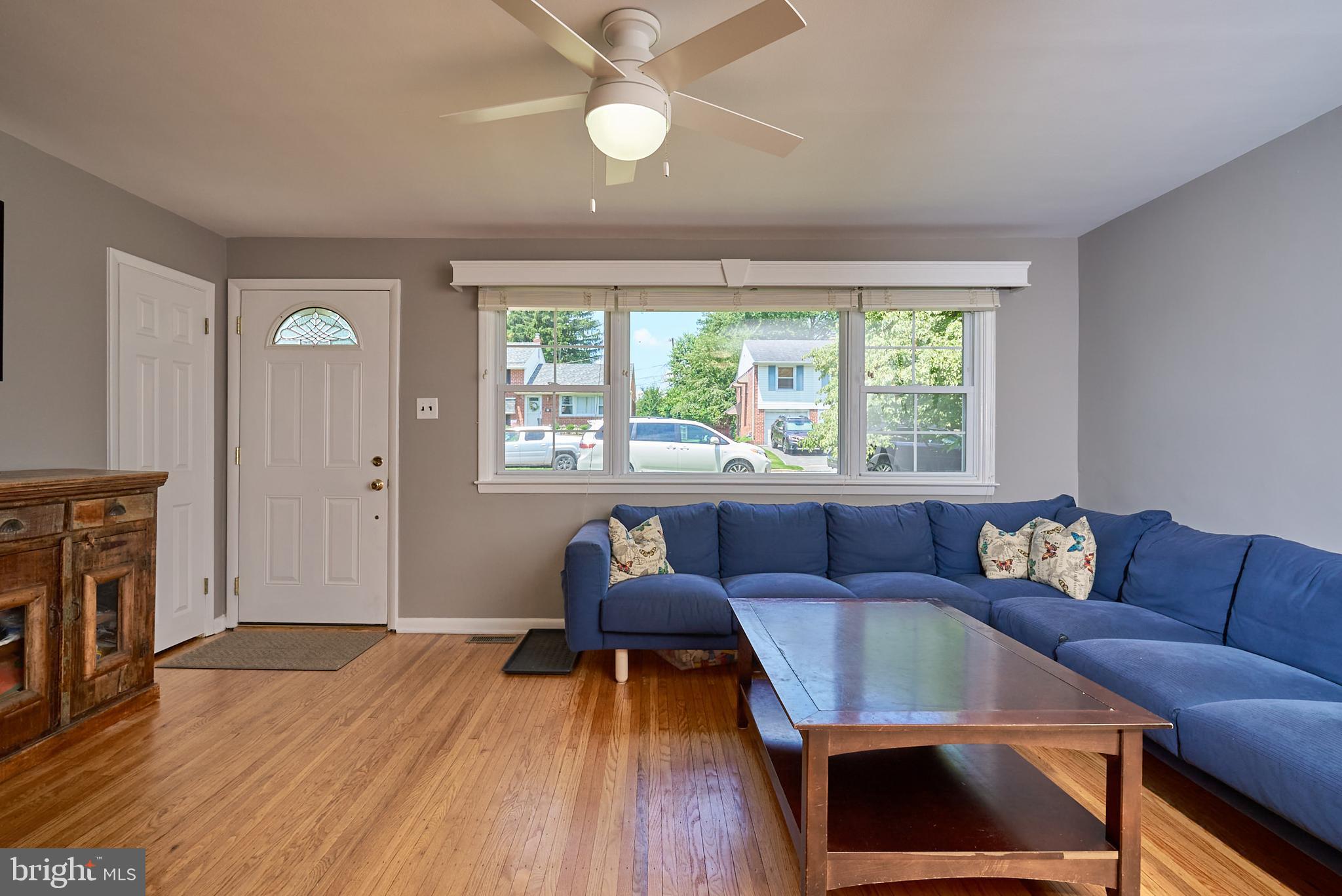 710 Cambridge Road Brookhaven, PA 19015 - Photo 4 of 28 Living room