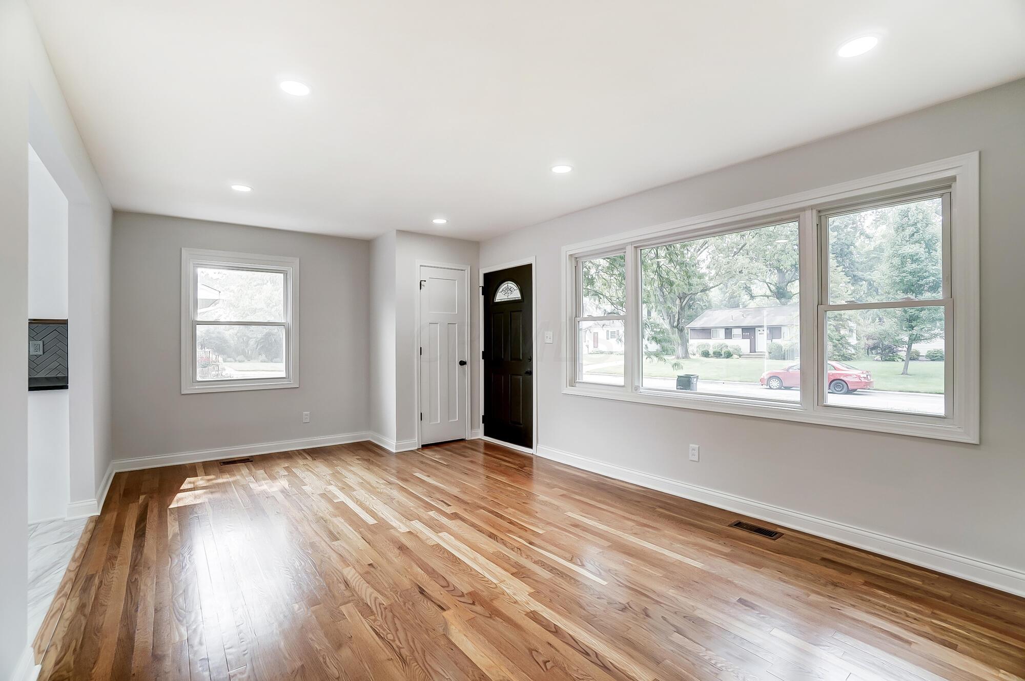 2166 Edgevale Road Columbus, OH 43221 - Photo 3 of 34 004