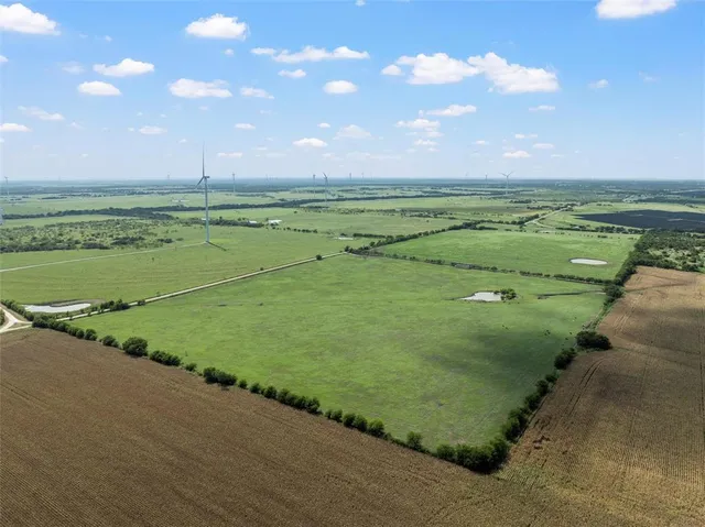 a view of a yard with a house