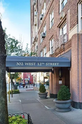 $4,395,000 | 302 West 12th Street, Unit 2E | West Village