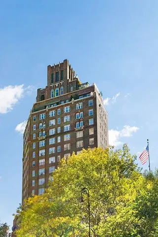 $4,395,000 | 302 West 12th Street, Unit 2E | West Village