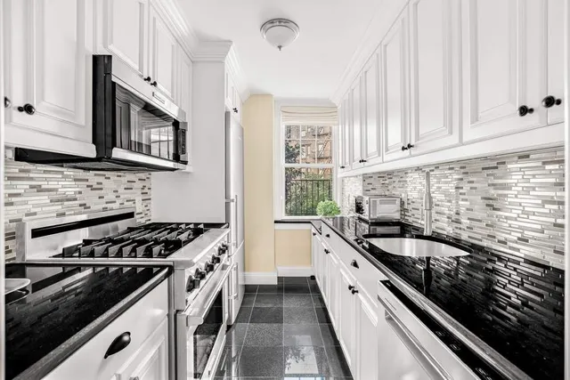 $4,395,000 | 302 West 12th Street, Unit 2E | West Village