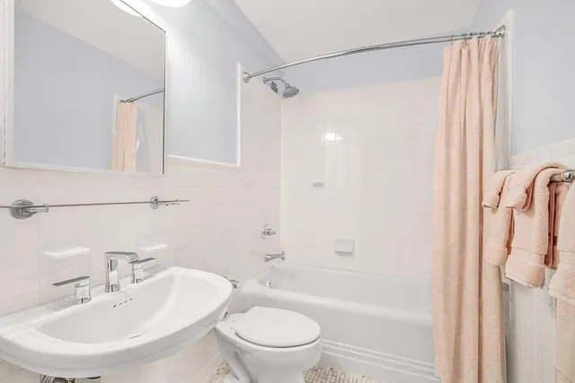 $4,395,000 | 302 West 12th Street, Unit 2E | West Village