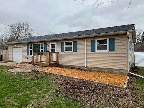 a view of a house with backyard
