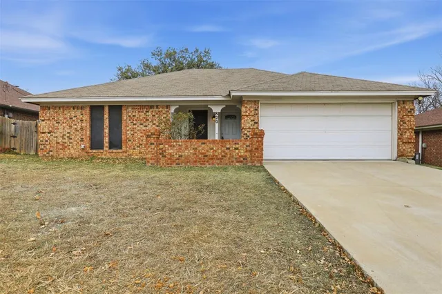 $239,999 | 820 Nicole Drive, Burleson, TX 76028