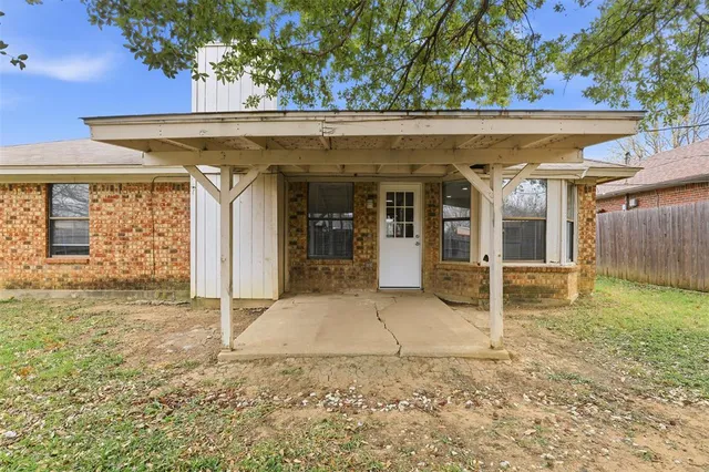 $239,999 | 820 Nicole Drive, Burleson, TX 76028