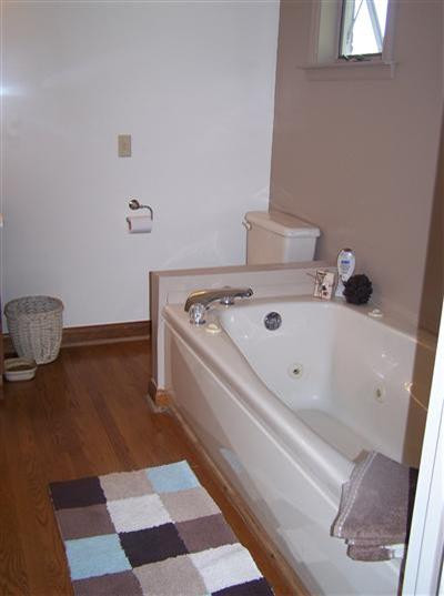 2793 Bowman Mill Road Lexington, KY 40513 - Photo 18 of 38 Upstairs full bath with jacuzzi tub.