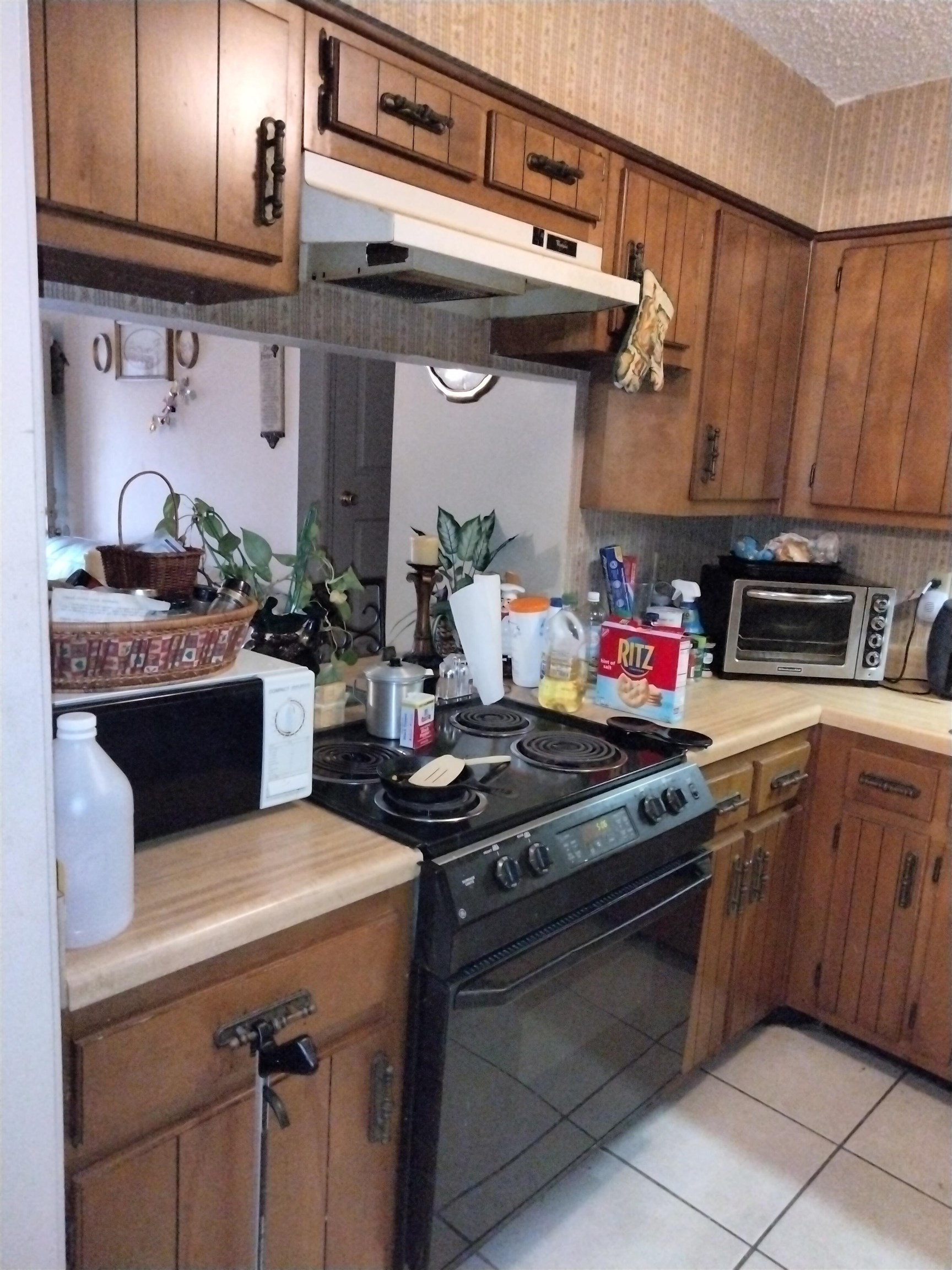 6514 Falling Mist Lane Memphis, TN 38141 - Photo 9 of 21 a kitchen with a stove and a refrigerator