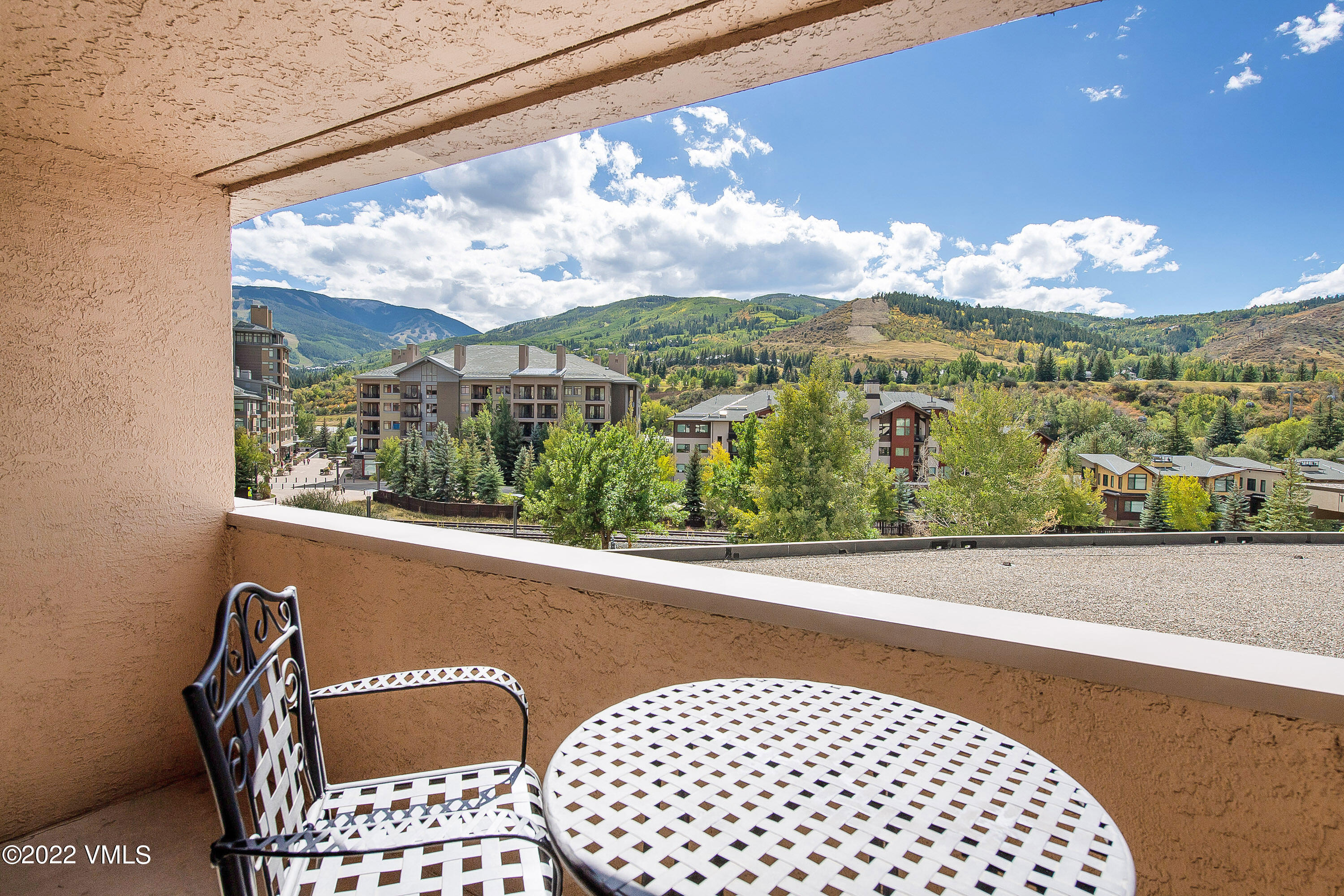 137 Benchmark Road, Unit 322 Avon, CO 81620 - Photo 6 of 13 20220919_Seasons_322_0001