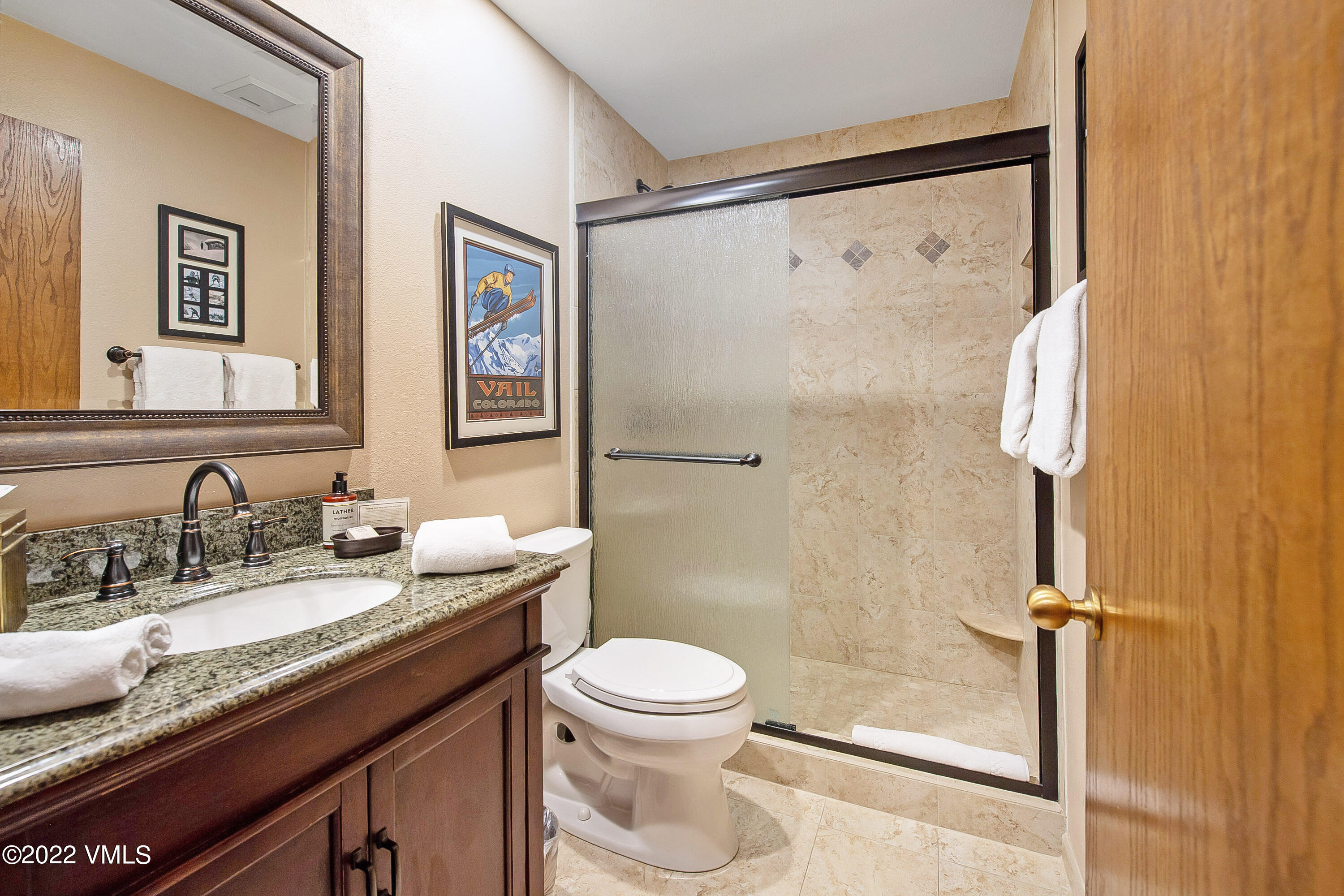 137 Benchmark Road, Unit 322 Avon, CO 81620 - Photo 9 of 13 20220919_Seasons_322_0019