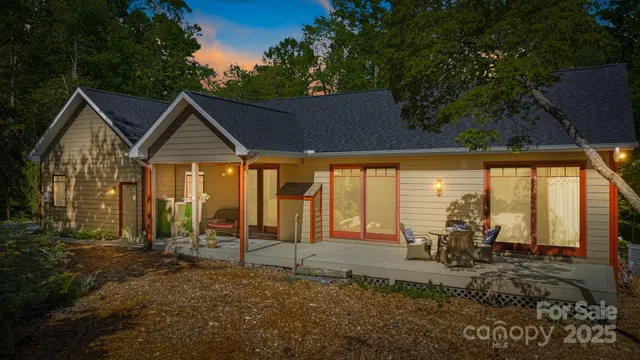 a view of a house with backyard