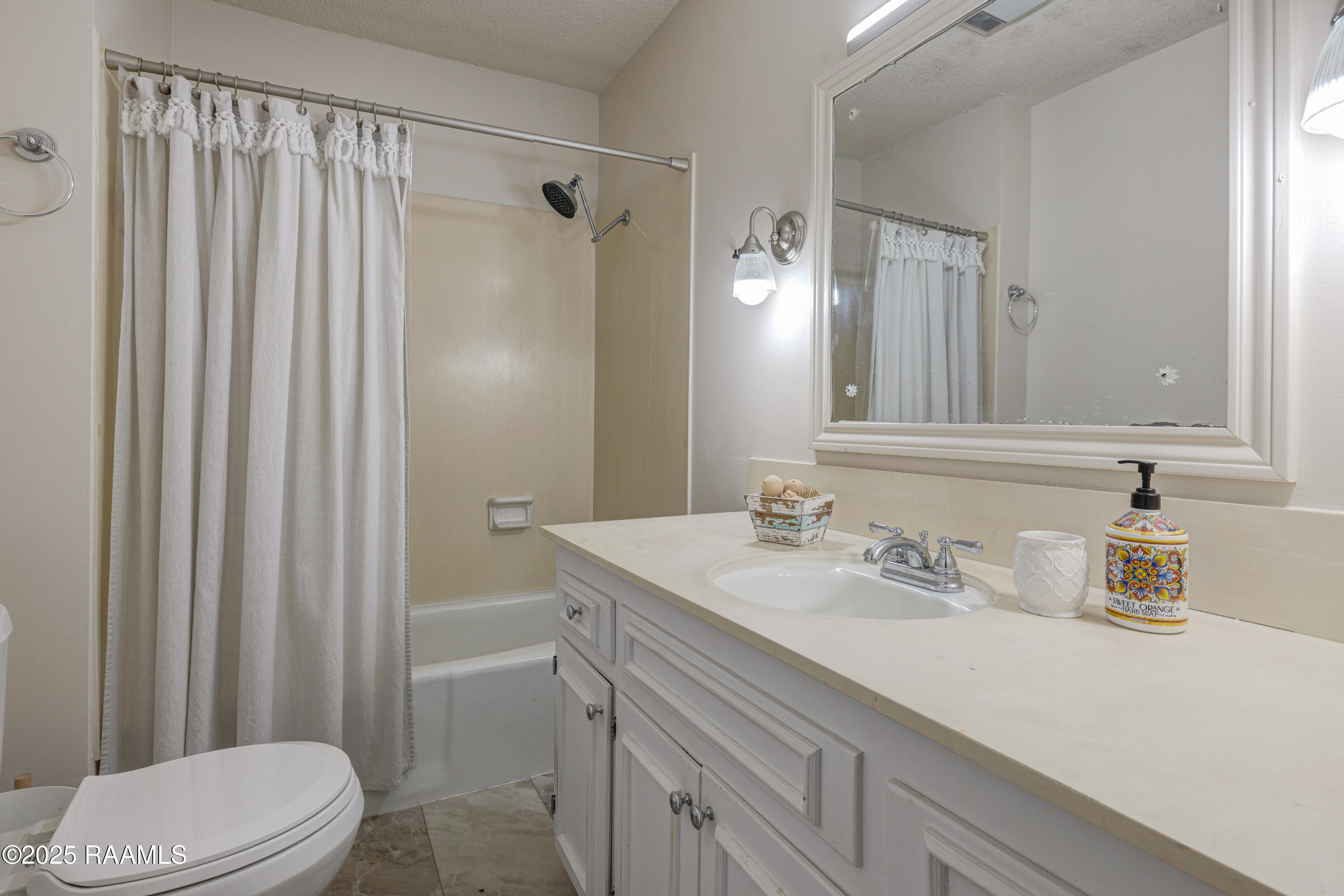 303 Estainville Avenue Lafayette, LA 70508 - Photo 13 of 22 Hall Bath