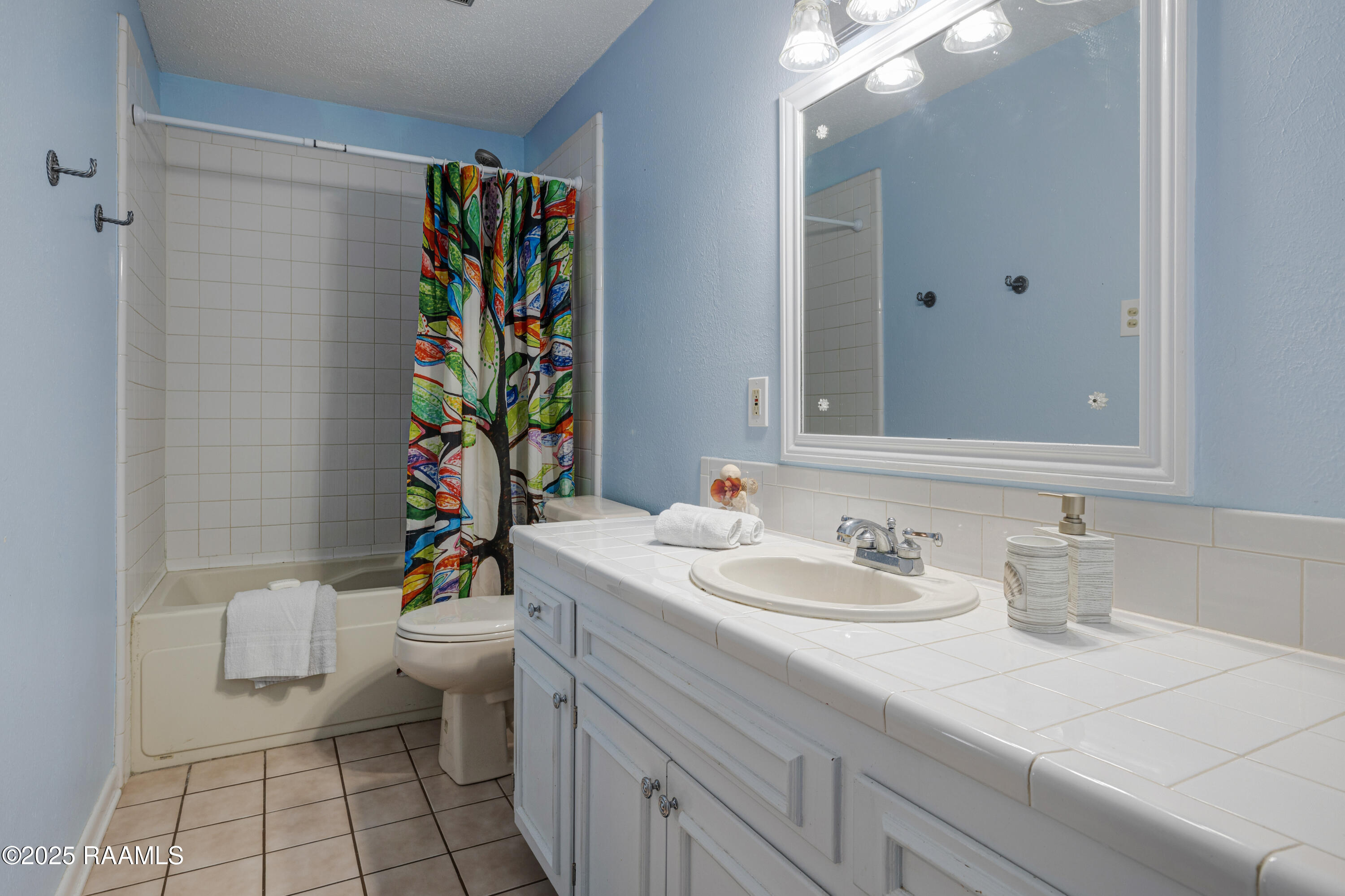 303 Estainville Avenue Lafayette, LA 70508 - Photo 16 of 22 Primary Bath En Suite