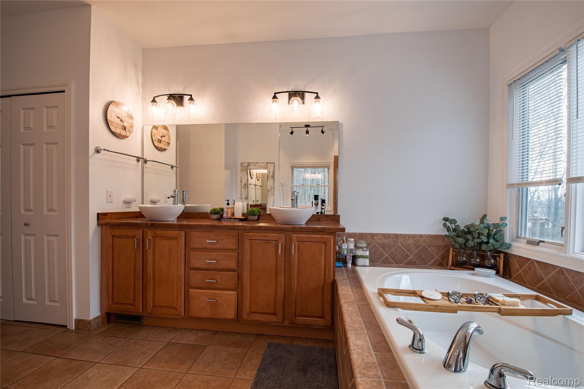 2669 Black Eagle Ridge Howell, MI 48843 - Photo 20 of 40 2669 Black Eagle Ridge HDR29.jpg