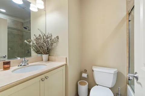 $365,000 | 4903 North Winthrop Avenue, Unit GN, Chicago, IL 60640