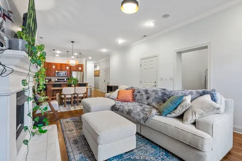 $365,000 | 4903 North Winthrop Avenue, Unit GN, Chicago, IL 60640