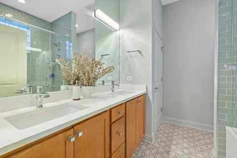 $365,000 | 4903 North Winthrop Avenue, Unit GN, Chicago, IL 60640