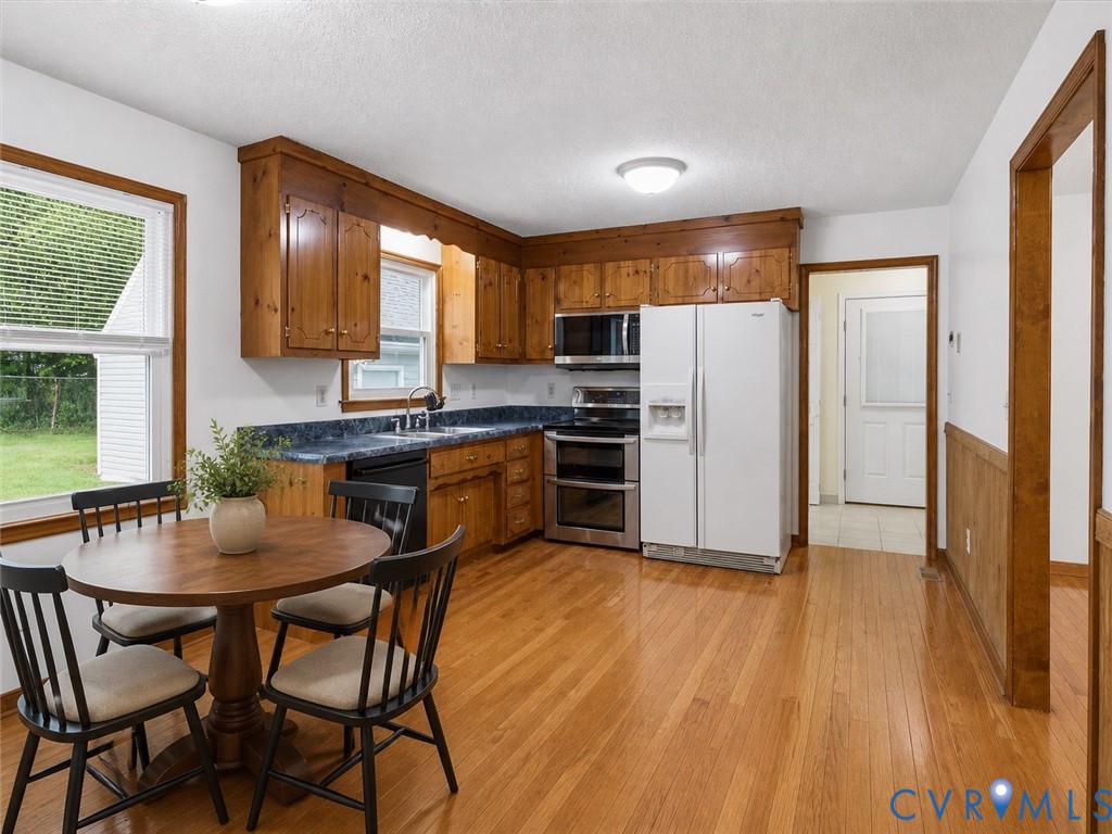 4001 Lakeview Road Colonial Heights, VA 23834 - Photo 4 of 28 Gallery Image 4