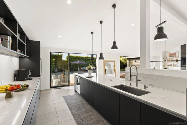 $4,721,902 | 6510 Avenida Manana, La Jolla, CA 92037