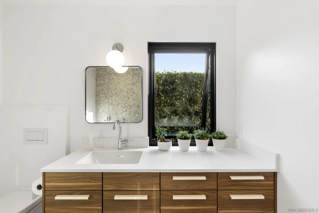 $4,721,902 | 6510 Avenida Manana, La Jolla, CA 92037