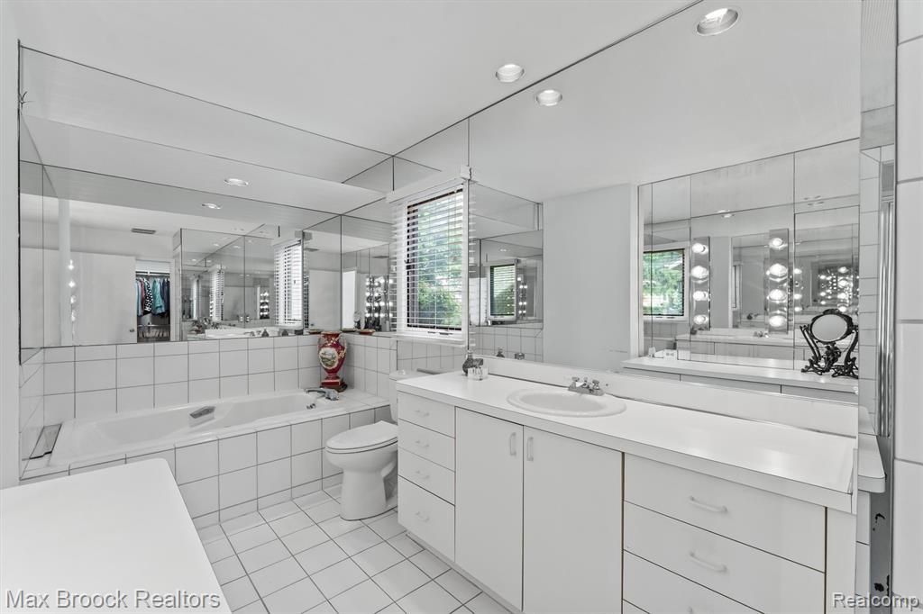 5725 Ridgewood Road West Bloomfield, MI 48322 - Photo 24 of 43