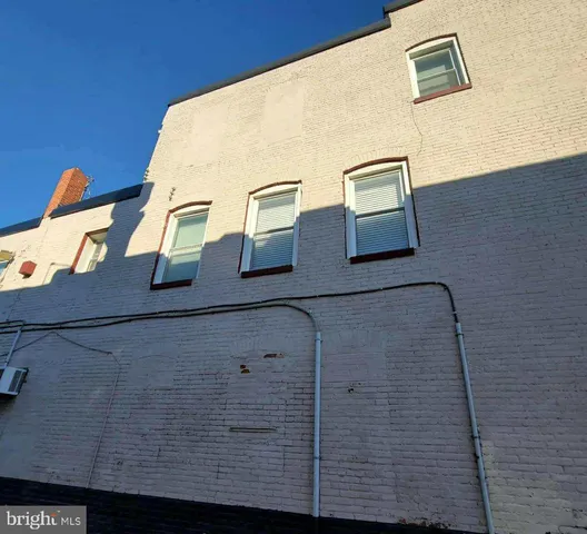 a view of roof with sitting area