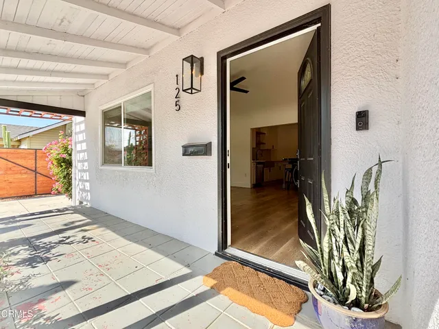 a flower garden is sitting in front of flowers