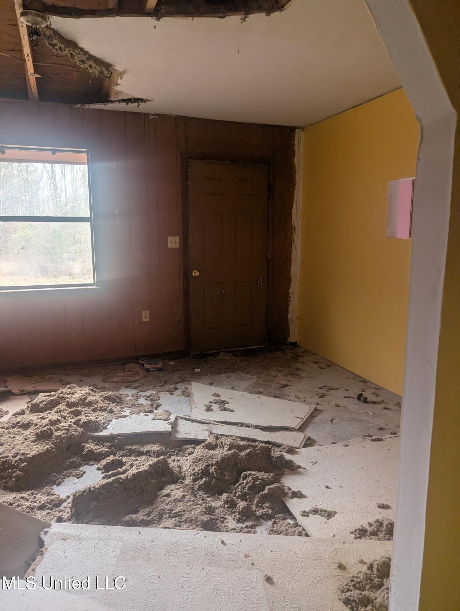 564 Virgin Mary Road Camden, MS 39045 - Photo 16 of 28 Living room