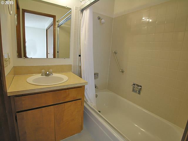 20490 Southwest Rosa Drive Beaverton, OR 97078 - Photo 11 of 16 Bathroom