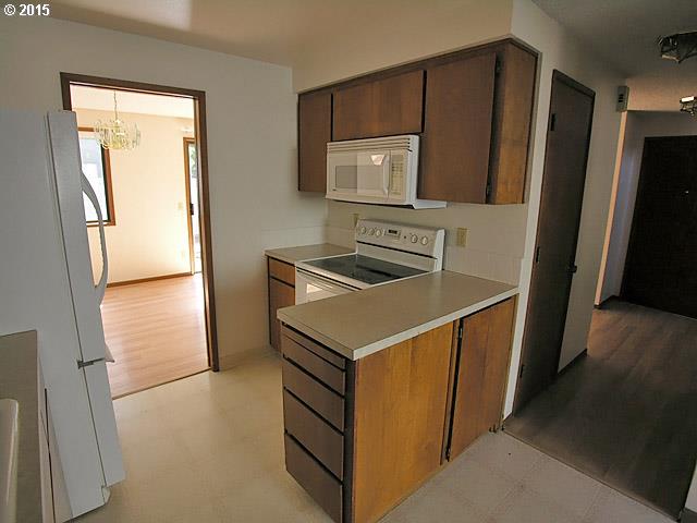 20490 Southwest Rosa Drive Beaverton, OR 97078 - Photo 4 of 16 Kitchen