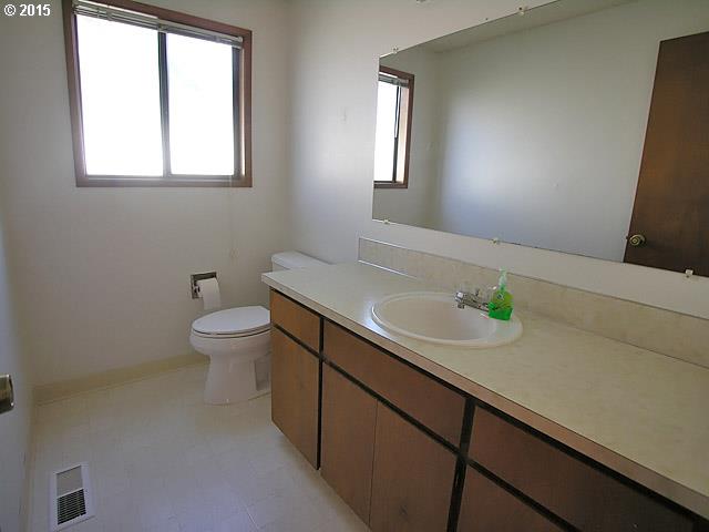 20490 Southwest Rosa Drive Beaverton, OR 97078 - Photo 8 of 16 Bathroom