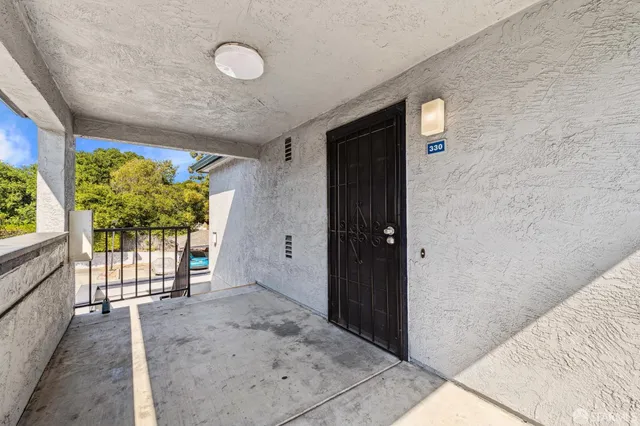 a view of entryway with interior