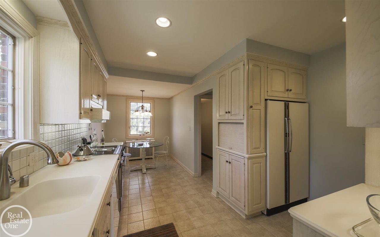 1712 Broadstone Road Grosse Pointe Woods, MI 48236 - Photo 9 of 34
