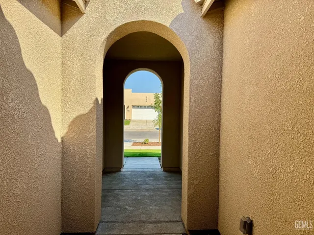 a view of a parking area