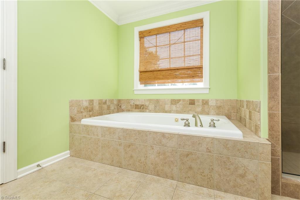 6614 Ridge Run Court Clemmons, NC 27012 - Photo 31 of 43 Primary Bath