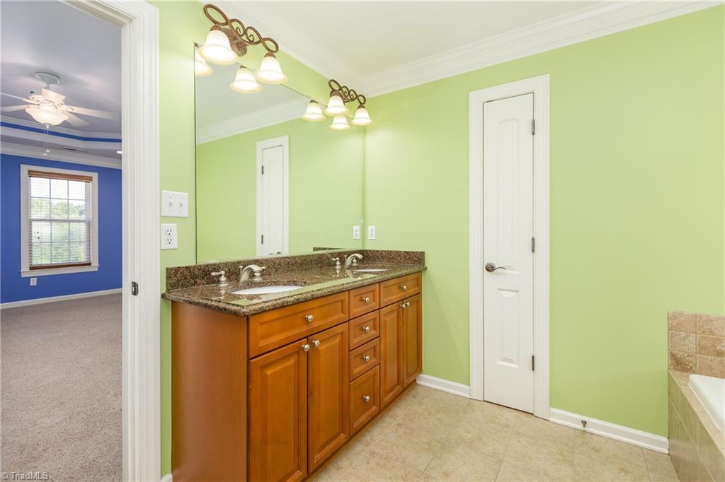 6614 Ridge Run Court Clemmons, NC 27012 - Photo 32 of 43 Primary Bath