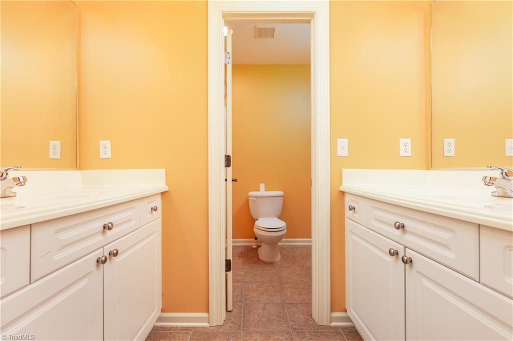 6614 Ridge Run Court Clemmons, NC 27012 - Photo 37 of 43 2nd Floor Bath