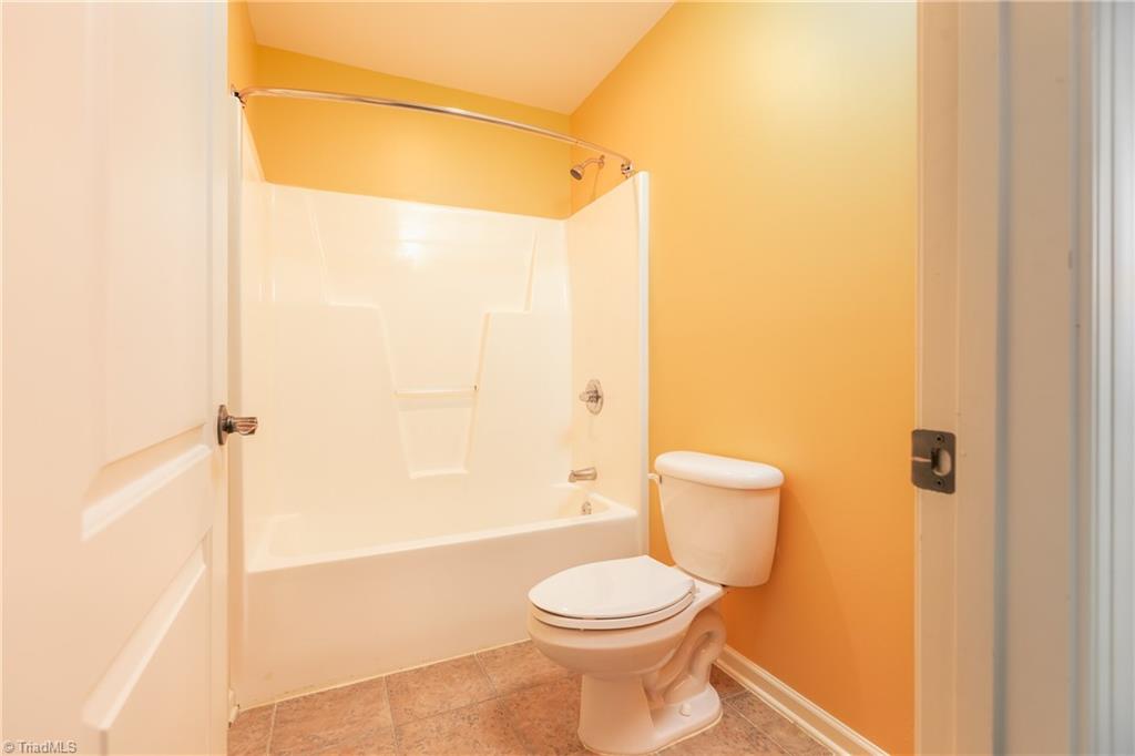 6614 Ridge Run Court Clemmons, NC 27012 - Photo 38 of 43 2nd Floor Bath