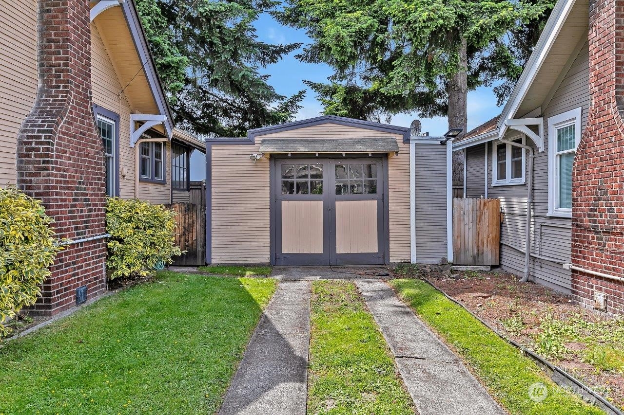 1207 North 2nd Street Renton, WA 98057 - Photo 20 of 20 a front view of a house with a garden and plants