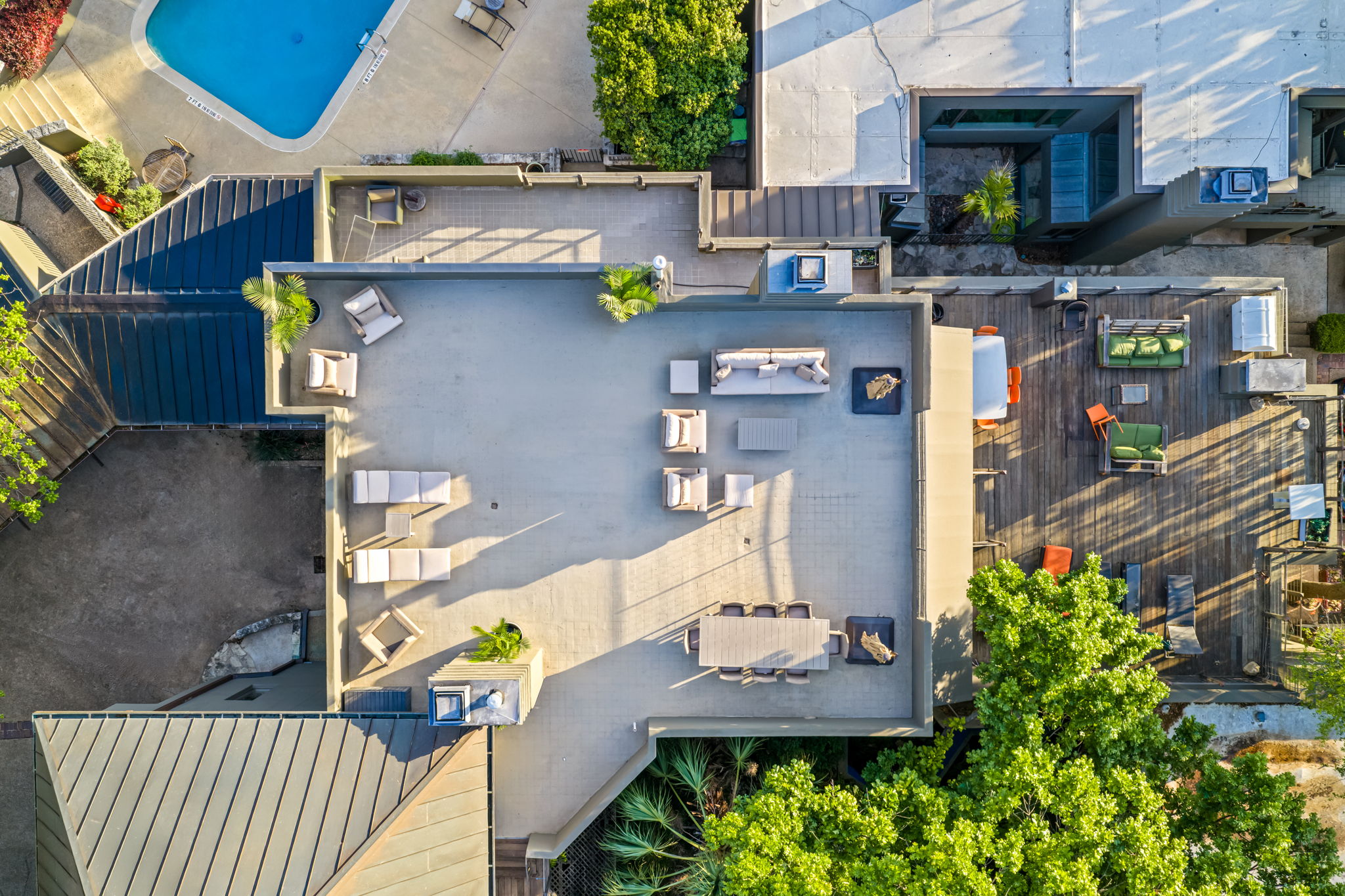 1111 West 12th Street, Unit 107 Austin, TX 78703 - Photo 5 of 38 Expansive rooftop terrace featuring multiple seating areas, a dining table, and built-in planters