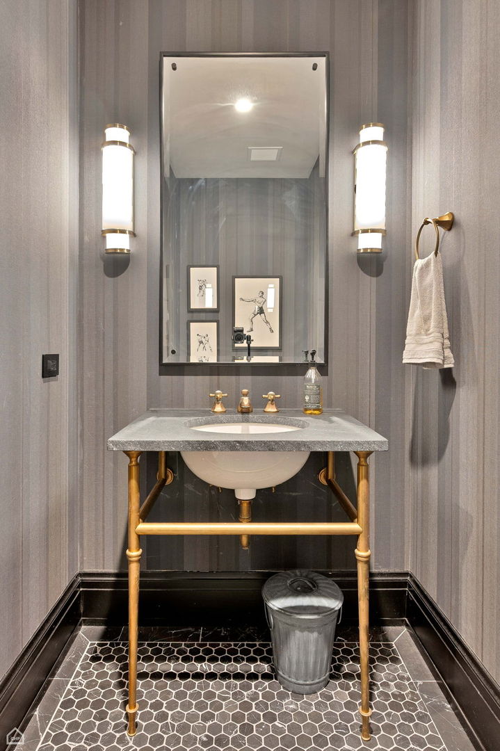 1109 West Washington Boulevard, Unit 6B Chicago, IL 60607 - Photo 36 of 40 a view of a room with a table and chairs