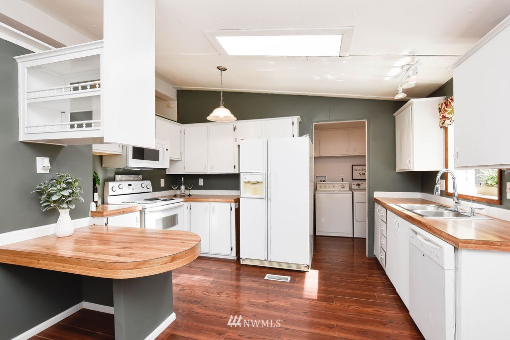 17920 Trombley Road Snohomish, WA 98290 - Photo 11 of 36 a kitchen with stainless steel appliances kitchen island granite countertop a sink stove and refrigerator