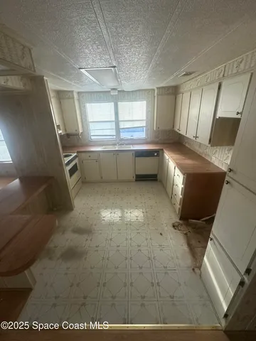 a view of a room with an empty space