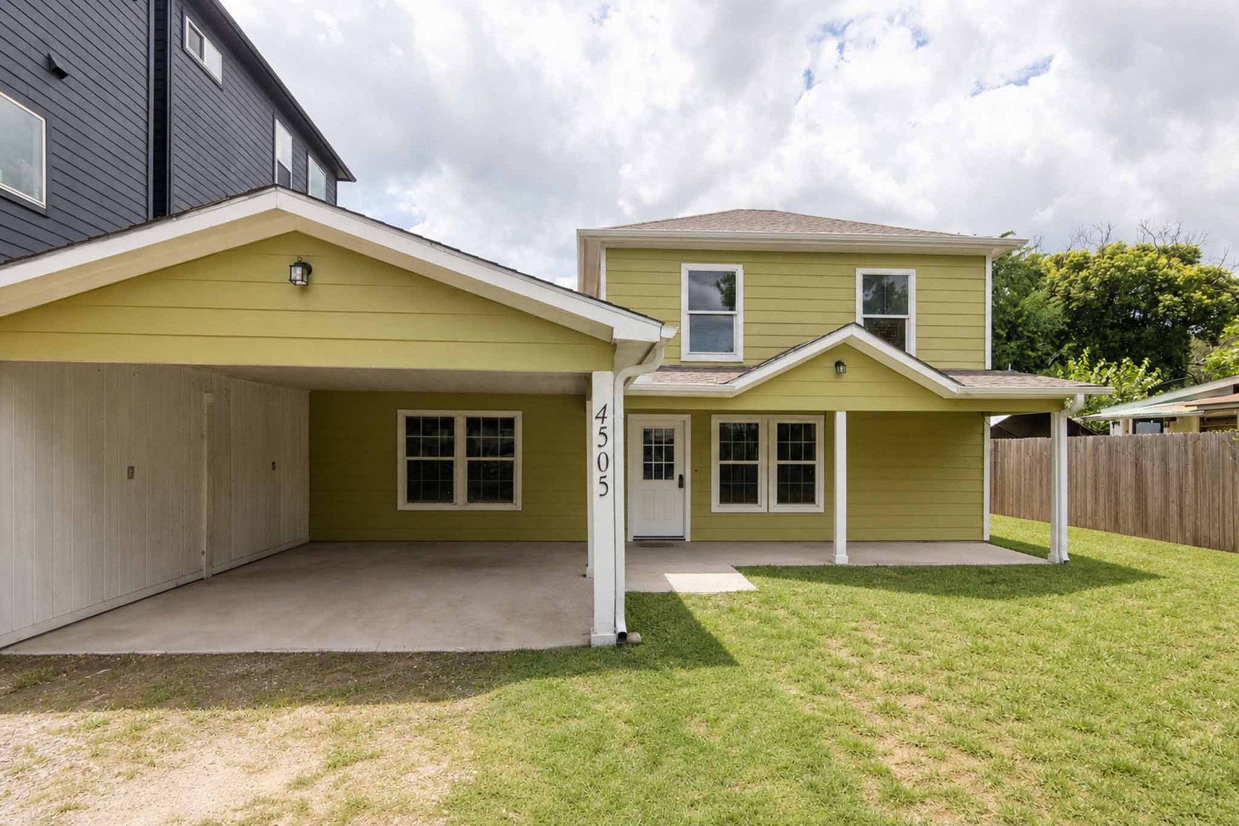 a view of a house with a yard