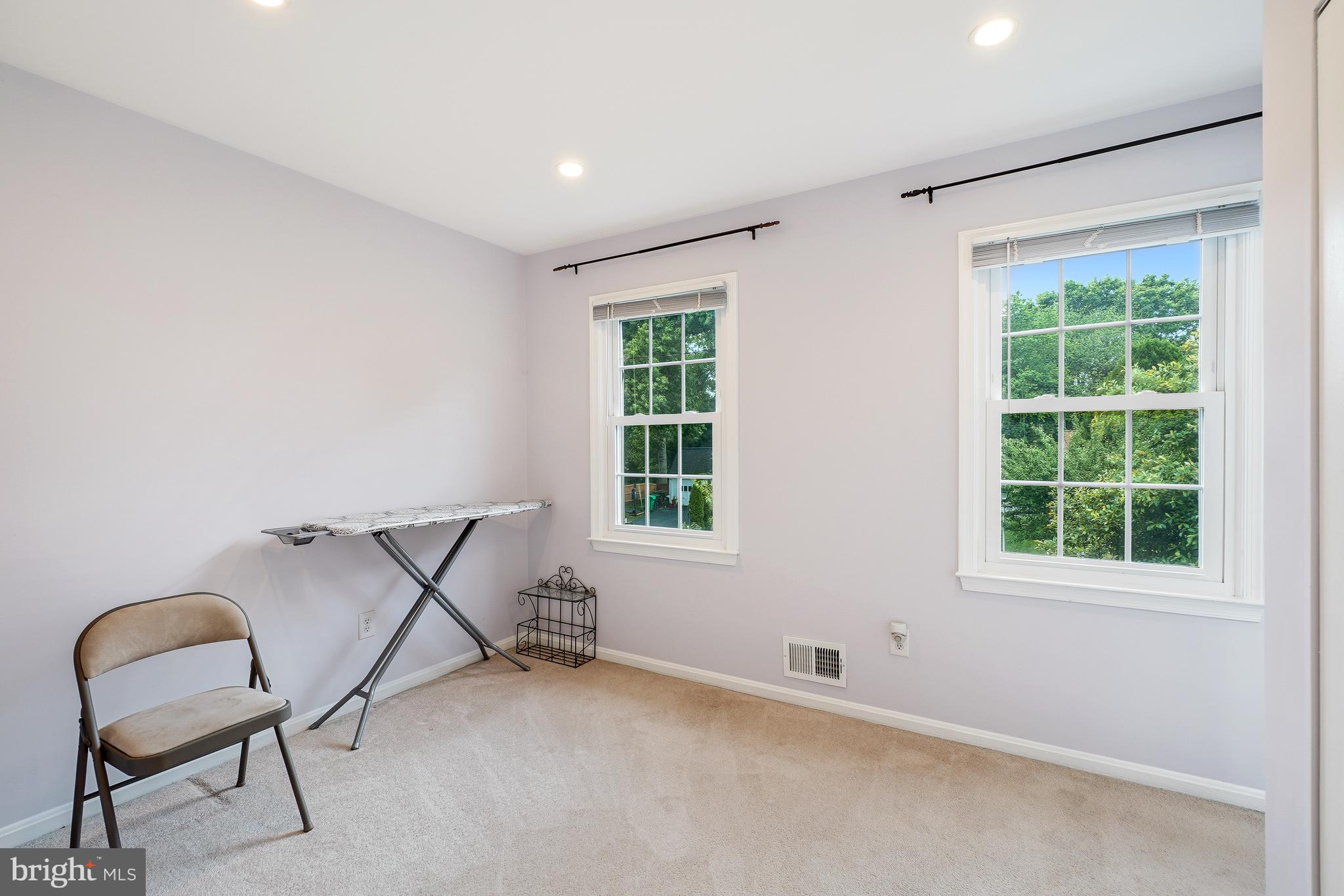 28 Redding Ridge Drive Gaithersburg, MD 20878 - Photo 17 of 32 Sitting area in the owner's bedroom!